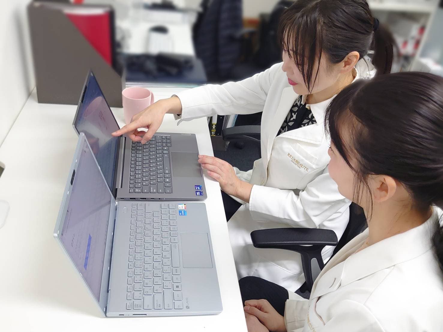 メンバー同士で学び合う様子