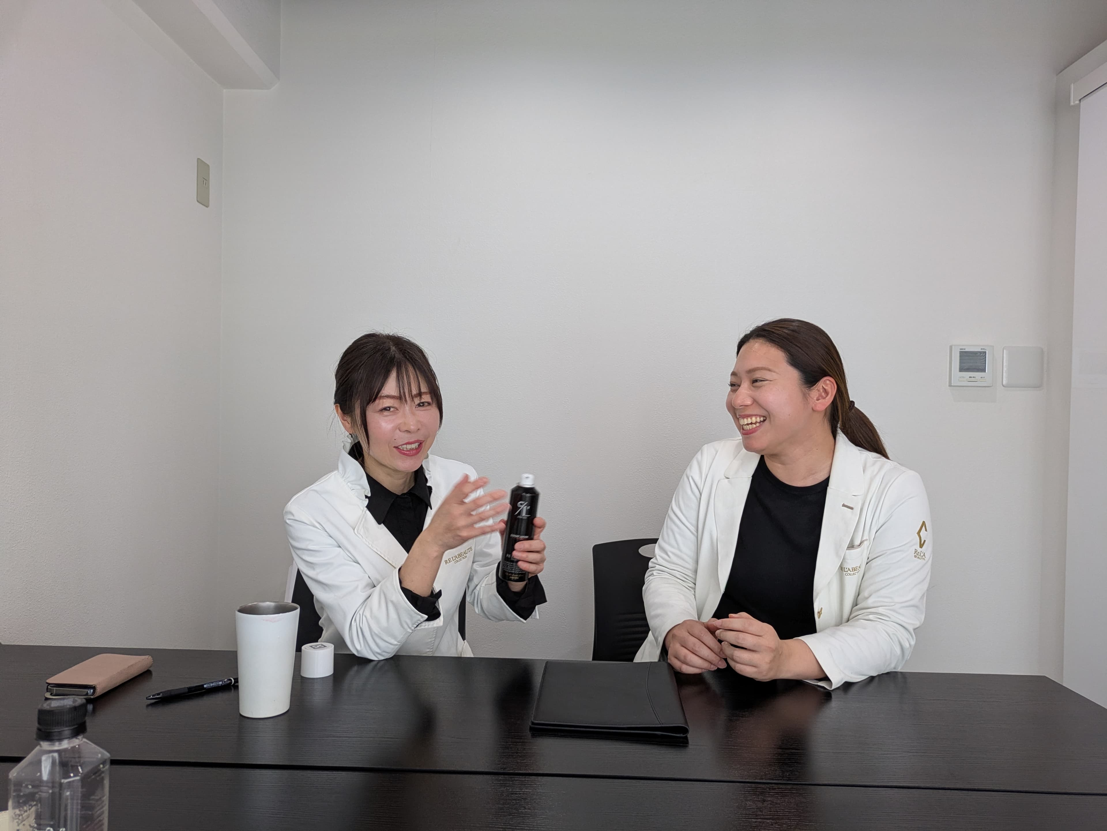 先輩から後輩へ、商品について語る社内の様子